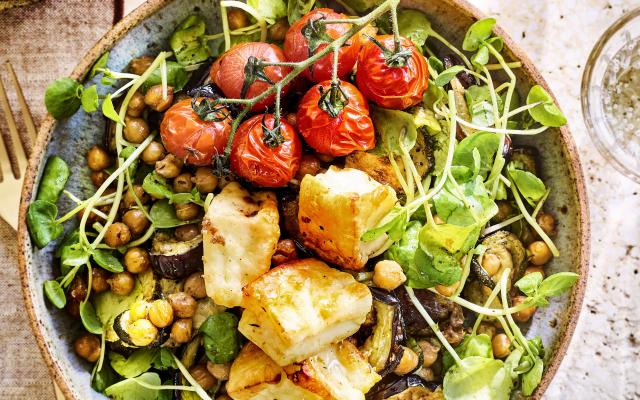 Salade van gepofte kikkererwten, ratatouillegroenten, halloumi en pitacroutons