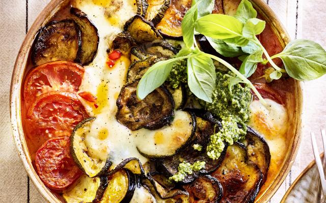 Zomerse ovenschotel met venkelgehakt en gegrilde ratatouillegroenten