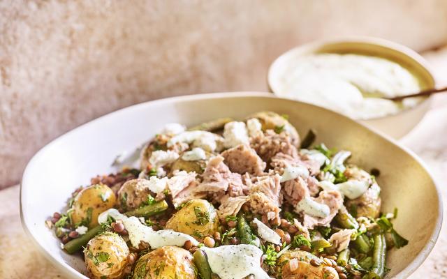 Aardappel-linzensalade met tonijn en fetadressing