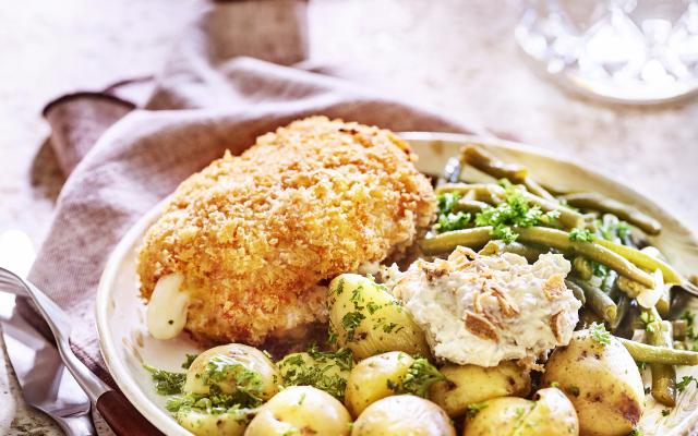 Peterseliepatatjes met boontjes en homemade cordon bleu