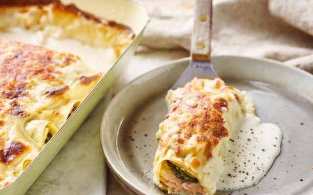 Gegratineerde zalmcanneloni met bechamelsaus
