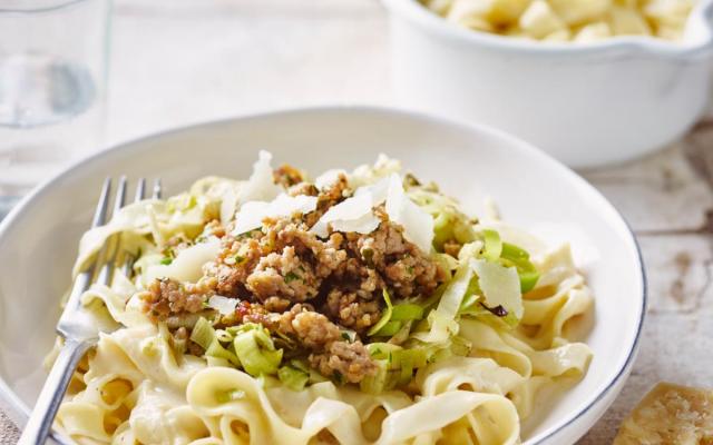 Tagliatelle met prei  in bechamelsaus en gehakt