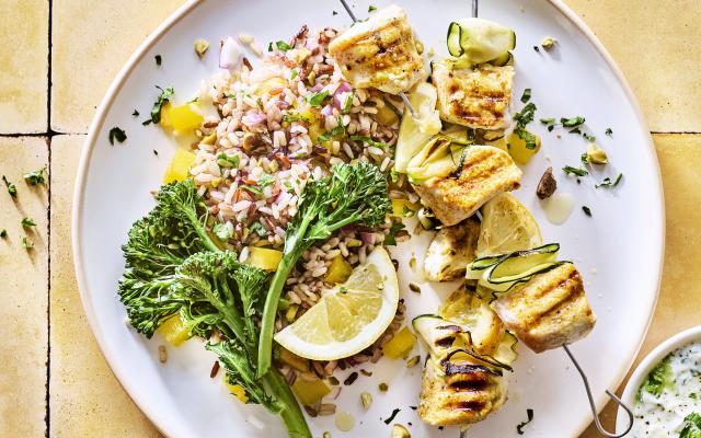 Kipspiesjes met kleurige wilderijstsalade, bimi en snelle tzatziki