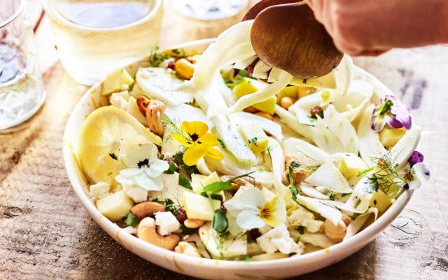 Venkel-appelsalade met ­cashewnoten, rozijnen, feta en eetbare bloempjes