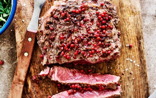 Rundstagliata met roze ­peperkorst