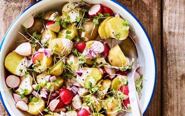 Krieltjessalade met radijsjes, rode ui, waterkers en ­mosterd-yoghurtdressing