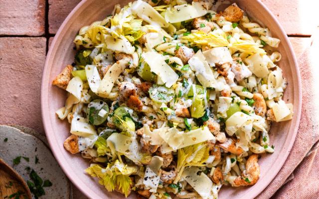 Pastasalade met kip, druiven en ­mosterdkaas
