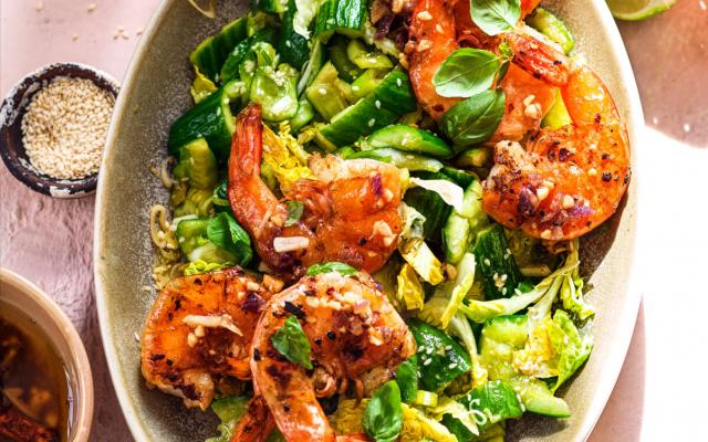 Smashed ­komkommersalade met tijgergarnalen