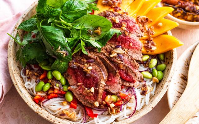 Noedelsalade met mango, gegrilde steak en crispy ­chili-honingolie