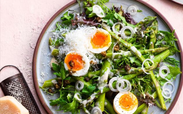 Asperge-ei-salade met gefrituurde ­kappertjes en caesardressing