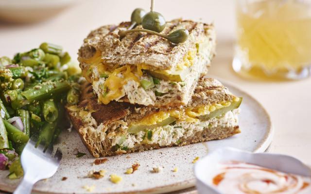 Croque-monsieur au thon, salade de haricots