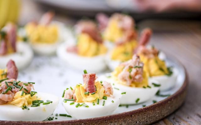 Œufs mimosa au lard et aux crevettes grises