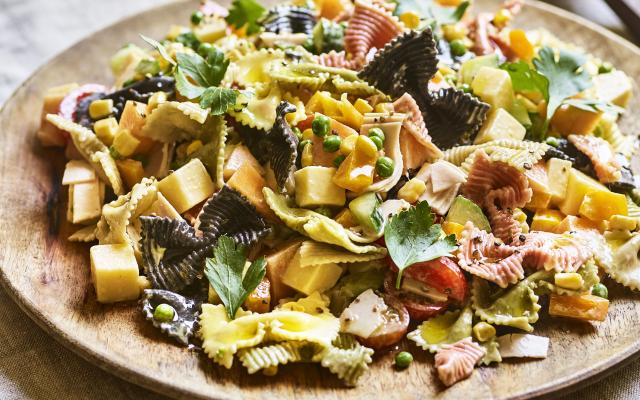 Kleurrijke pastasalade met meloen en ham