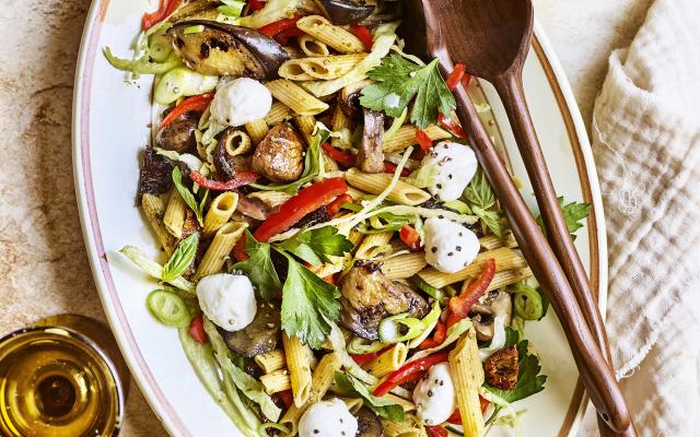 Italiaanse pastasalade met aubergine, zongedroogde tomaatjes en mozzarella