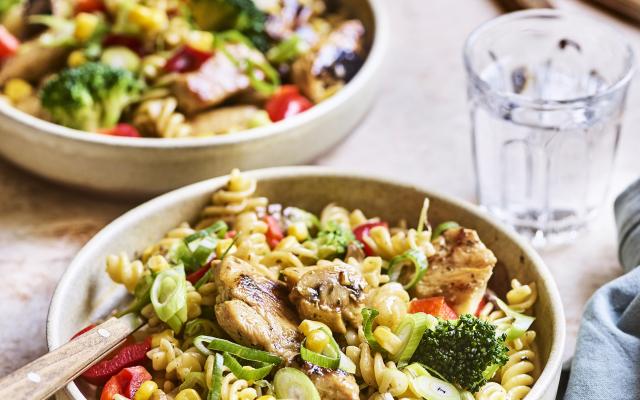 Pastasalade met kip, broccoli en champignons