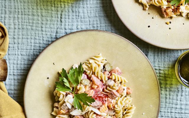 Pastasalade met worstjes, soepballetjes en hardgekookte eieren