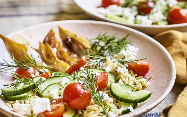 Griekse pastasalade met gebraiseerde venkel, dille en feta