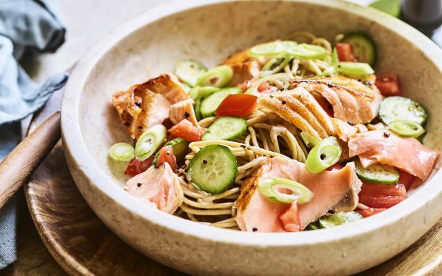Volkorenpastasalade met zalm