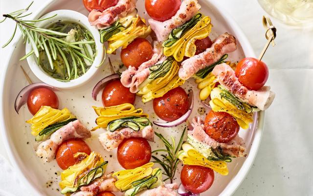 Spiesjes van kerstomaatjes, courgette en spek