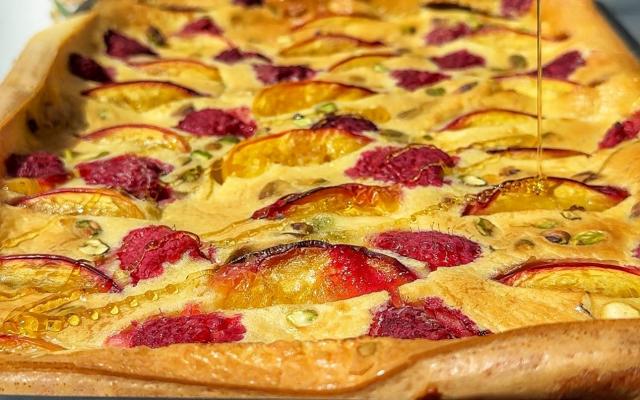 Crêpe au four, nectarines, framboises et pistaches