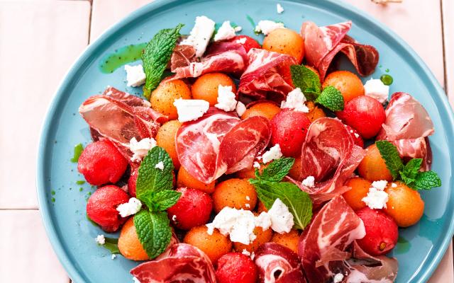 Meloenbolletjes met feta, coppa en muntolie