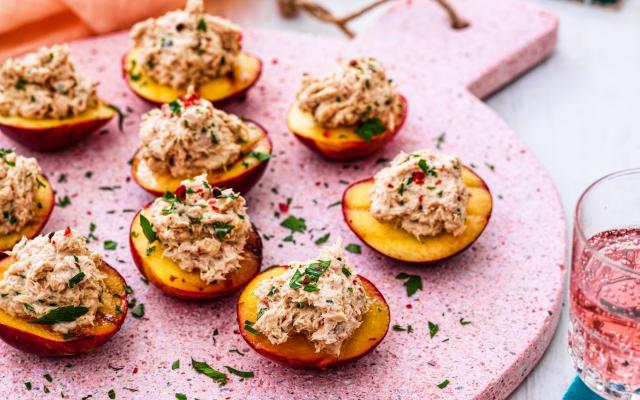 Gevulde gegrilde nectarines met huisgemaakte tonijnsalade