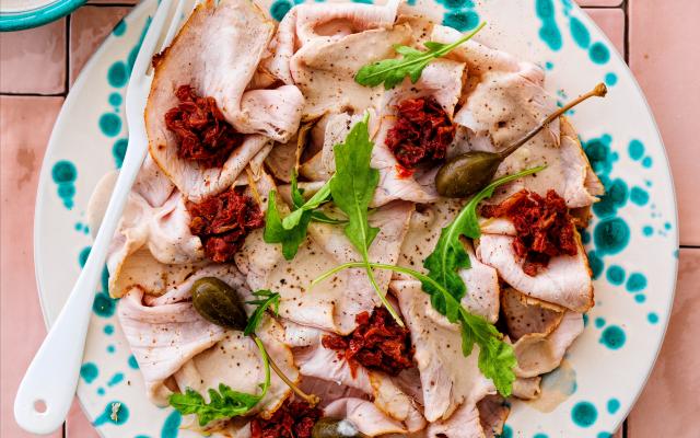 Vitello tonnato met zongedroogde tomaatjes