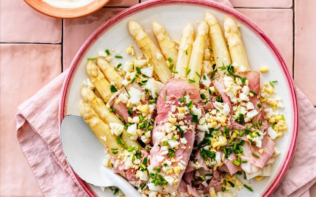 Aspergerolletjes met ham en eiermimosa