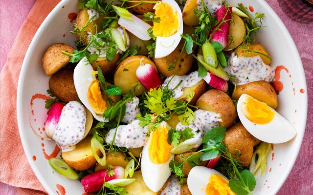 Aardappelsalade met mosterdmayonaise en eitjes