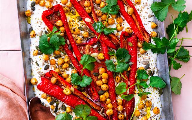 Gegrilde paprika’s met Griekse yoghurt en geroosterde kikkererwten