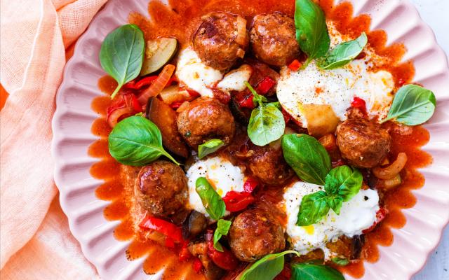 Koude gehaktballetjes met ratatouille en burrata