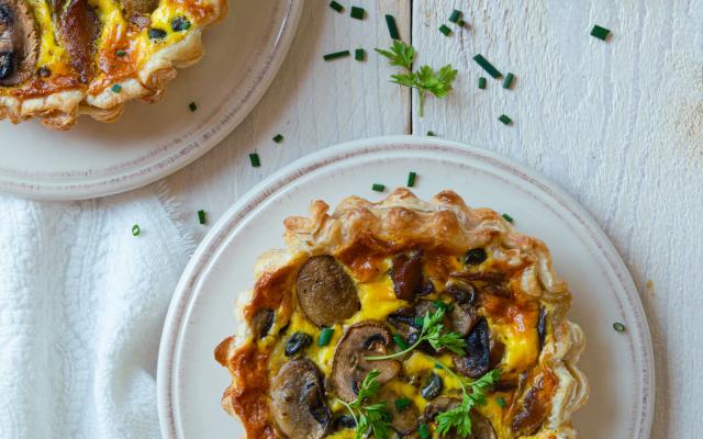 Quiche met gerookte makreel, kappertjes en champignons