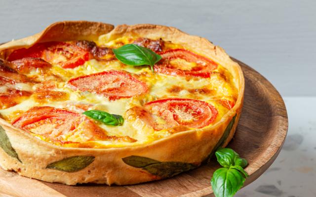 Quiche tomaat-­mozzarella met saliekorst