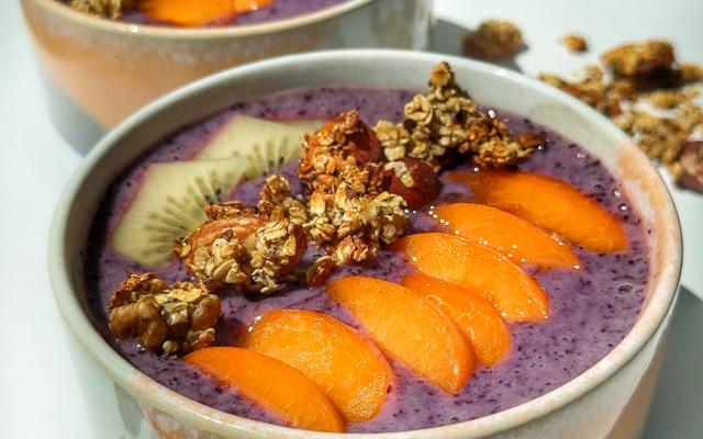 Smoothie bowl végane aux myrtilles