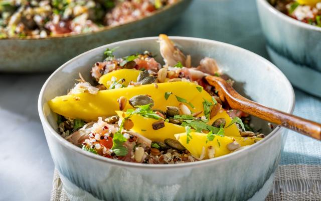 Quinoaslaatje met mango, makreel en geroosterde pitten