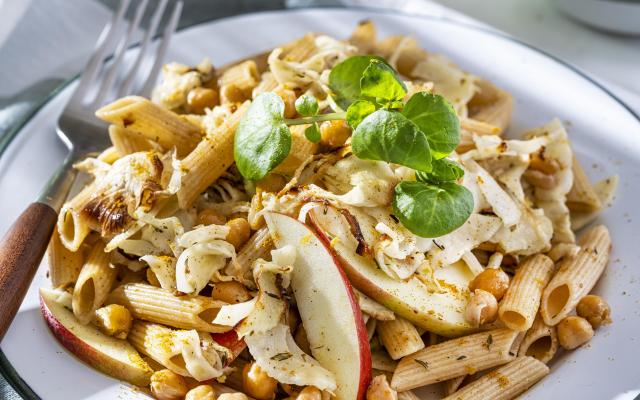 Volkorenpastasalade met krokante kikkererwten, gegrilde venkel en kerriedressing