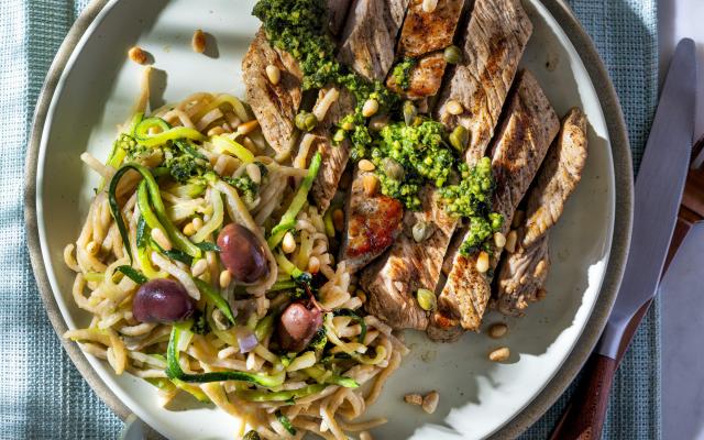 Groentespaghetti met gegrild kalfslapje en rucolapesto