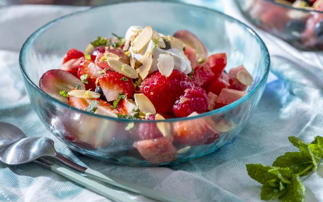 Salade van rode vruchten met amandelen en munt