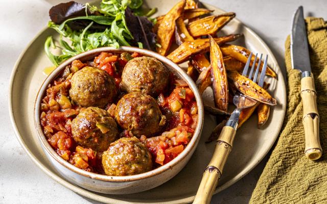 Balletjes in tomaten-groentesaus met zoeteaardappelfrietjes