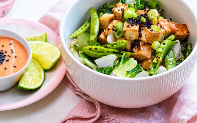 Tofubowl met krokante groentjes en pindasausje