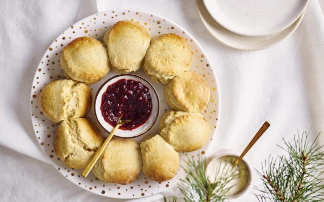 Couronne de scones à la crème, confiture d’airelles