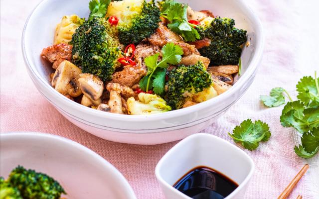Chinese gewokte broccoli en champignons met varkenshaasje