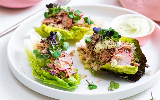 Slawraps met tonijn,ongepelde rijst en avocado-yoghurtsaus