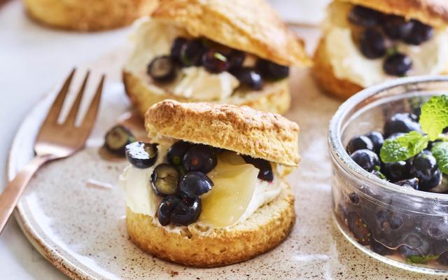 Scones à la salsa de myrtilles,  lemon curd