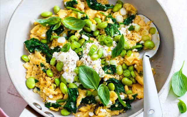 Roerei met cottagecheese, edamame en spinazie