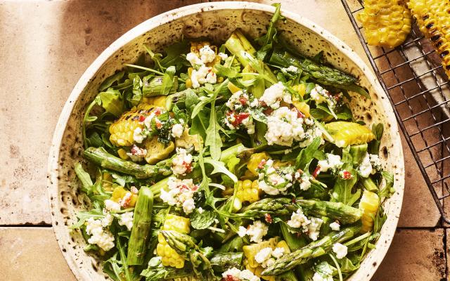 Salade van gegrilde maïs, asperges en feta-chilisalsa