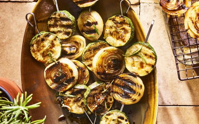 Saté van ui en courgette met sticky marinade