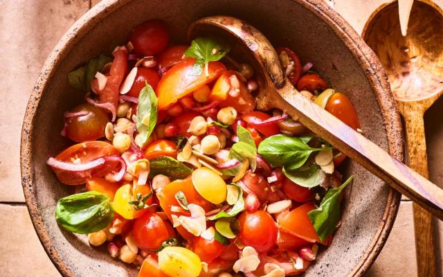 Salade met tomaat, kikkererwten, ­granaatappel en amandel