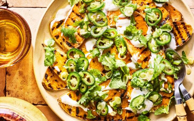 Gegrilde zoete aardappel met jalapeño-­koriandersausje