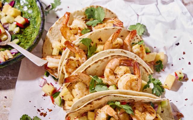 Taco met scampi’s en ananas-komkommersalsa